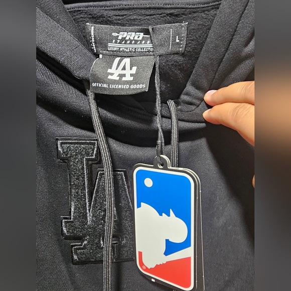 NWT Women's LA Dodgers Pro Standard Triple Black Cropped Pullover Hoodie - Picture 9 of 11